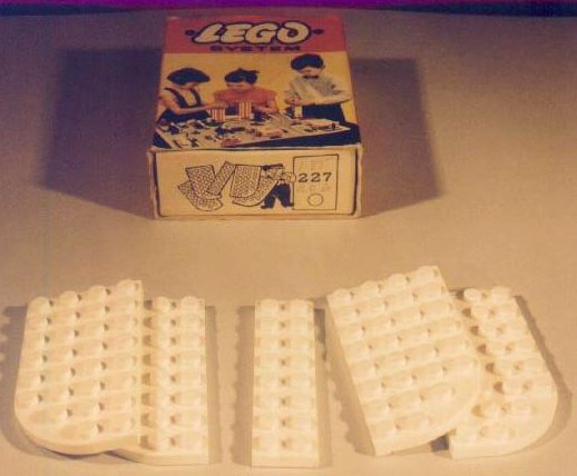 Original box 227 - 4 x 8 Curved & 2 x 8 Plates - De BrickPlaats