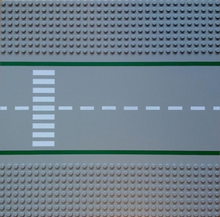 Part 30279pb03 - Baseplate, Road 32 x 32 8-Stud Straight with Street and Crosswalk Pattern - De BrickPlaats