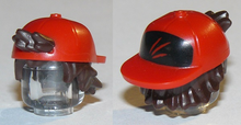 Part 65730pb01 - Minifigure, Hair Combo, Hair with Hat, Short Tousled Hair with Red Cap, Short Curved Bill with 3 Red Streaks on Black Pattern - De BrickPlaats