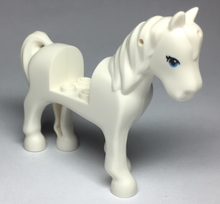 Part 93083c01pb18 - Horse with 2 x 2 Cutout with Dark Azure Eyes with 2 Black Eyelashes Pattern - De BrickPlaats
