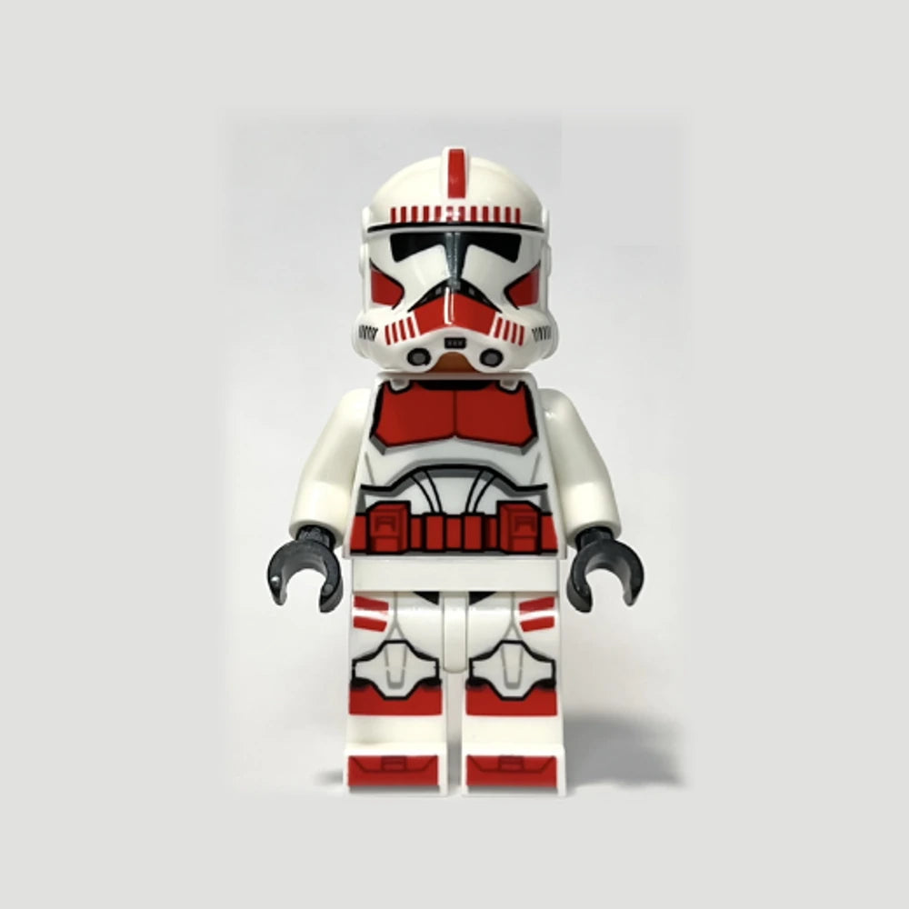 LEGO® Star Wars clone shock trooper sw1305 in wit armor met rode markeringen op een lichtgrijze achtergrond